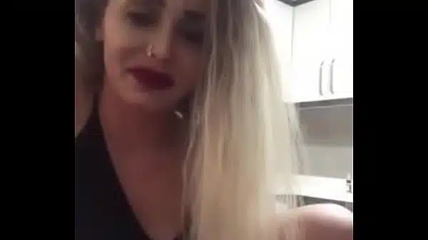 Turkish Girl tanzt in der Küche